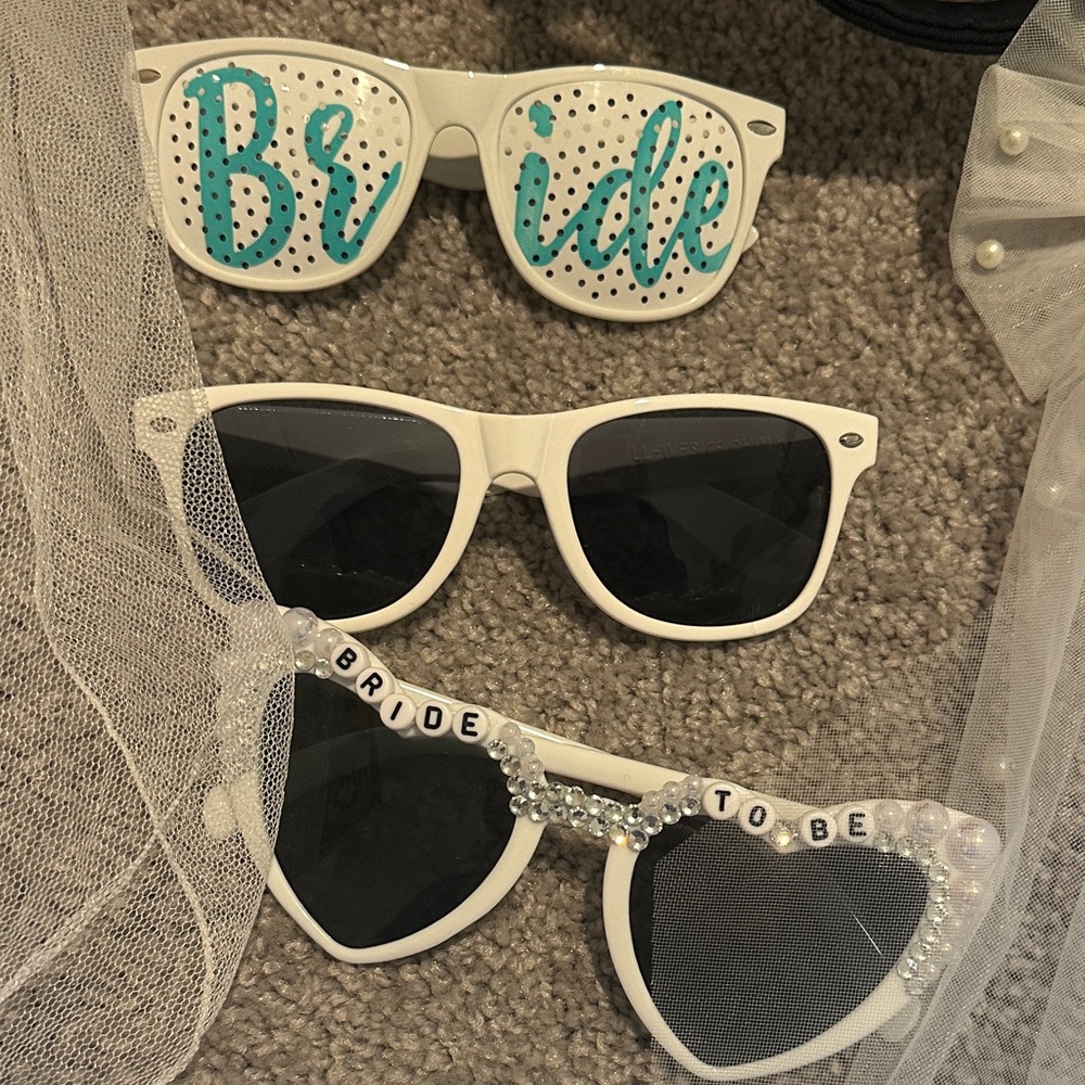 👰🏼 Bride White Bachelorette Accessories Set - Picture 2 of 7